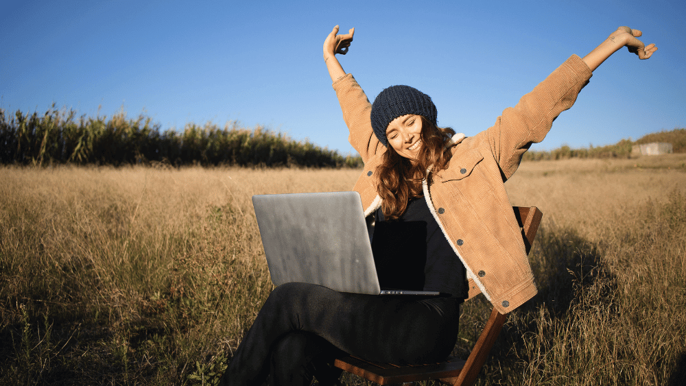 Femme qui est heureuse de lancer un jeu concours sur Instagram